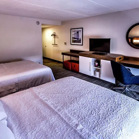 Hampton Inn & Suites Staten Island-2