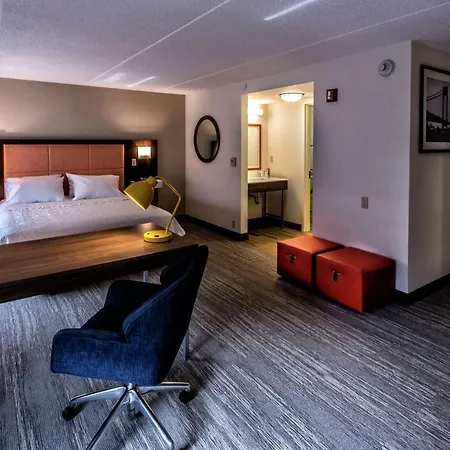 Hampton Inn & Suites Staten Island-3