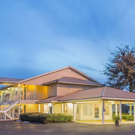 Super 8 By Wyndham Madison-3