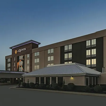 La Quinta Inn & Suites By Wyndham Cleveland Airport West-3