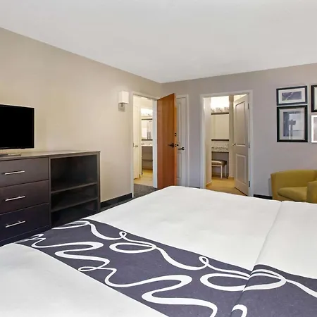 La Quinta Inn & Suites By Wyndham Detroit Metro Airport-2