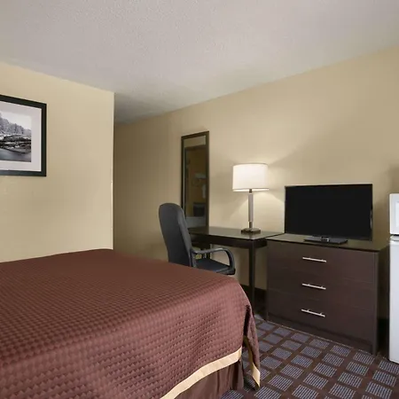 Super 8 By Wyndham Saginaw-3