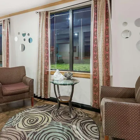 Super 8 By Wyndham Tucumcari-3