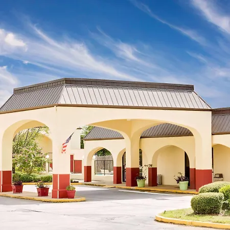 Days Inn & Suites By Wyndham Starkville-2