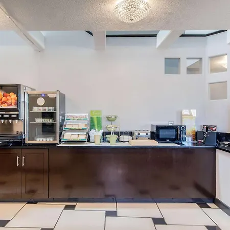 Quality Inn & Suites Albuquerque North Near Balloon Fiesta Park-3