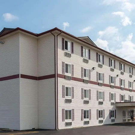Super 8 By Wyndham Springfield East-2