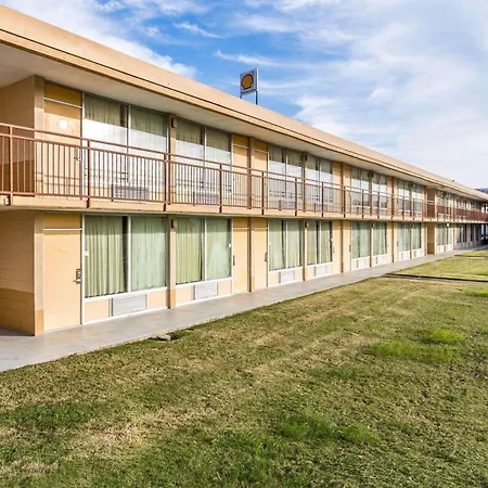 Econo Lodge-3
