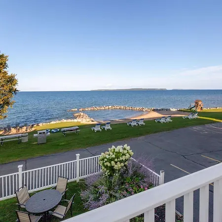 Baymont By Wyndham St. Ignace Lakefront-2