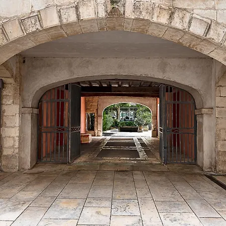 Maison Des Ambassadeurs, A Small Luxury Hotels-3