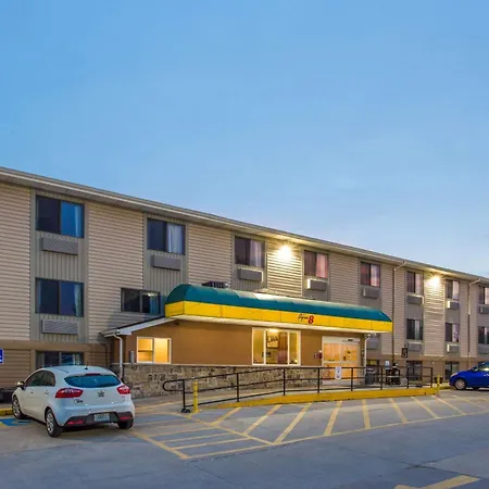 Super 8 By Wyndham Iowa City/Coralville-2