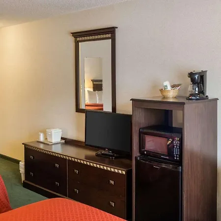 Quality Inn Near Northtown Mall & National Sports Center-3