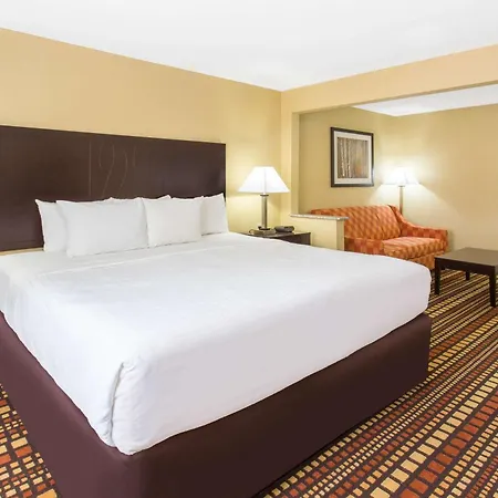 Days Inn & Suites By Wyndham Davenport East-2