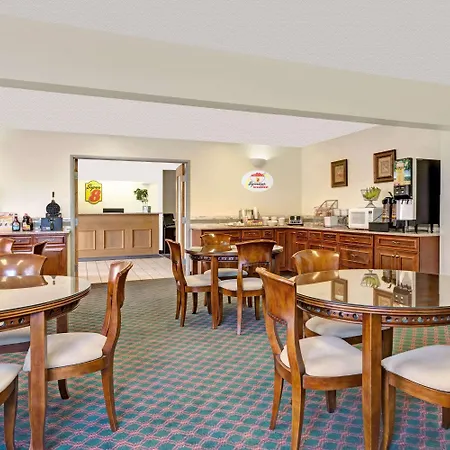 Super 8 By Wyndham Windsor-3