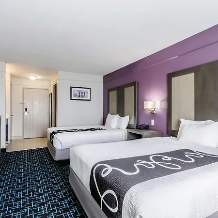 La Quinta By Wyndham Kansas City Airport-2