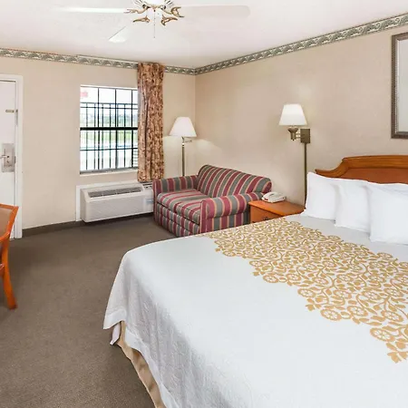Days Inn By Wyndham Batesville-3