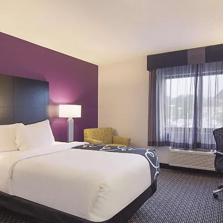 La Quinta Inn & Suites By Wyndham Cleveland - Airport North-3