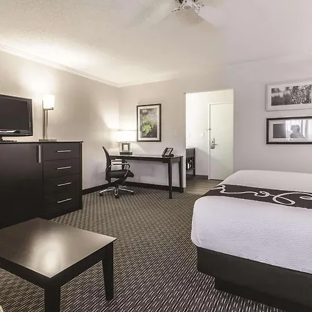 La Quinta Inn & Suites By Wyndham Cleveland - Airport North-3