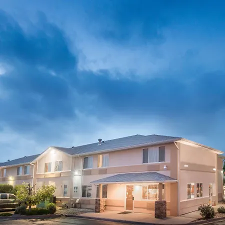 Super 8 By Wyndham Trinidad-2