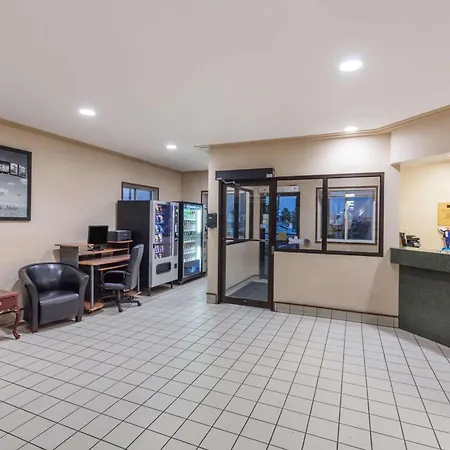 Super 8 By Wyndham Moose Jaw Sk-2