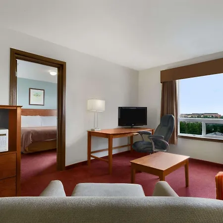 Super 8 By Wyndham Yellowknife-3