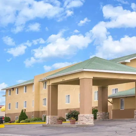 Super 8 By Wyndham Dodge City-3