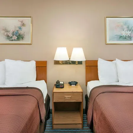 Days Inn By Wyndham Charleston-3
