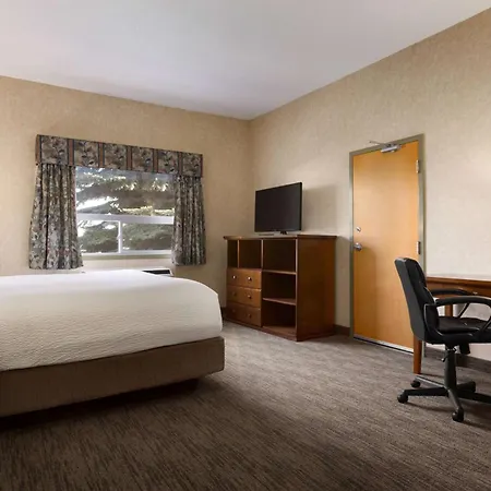 Days Inn & Suites By Wyndham Brooks-3