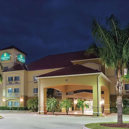 La Quinta Inn & Suites By Wyndham Mercedes Outlet Mall-3