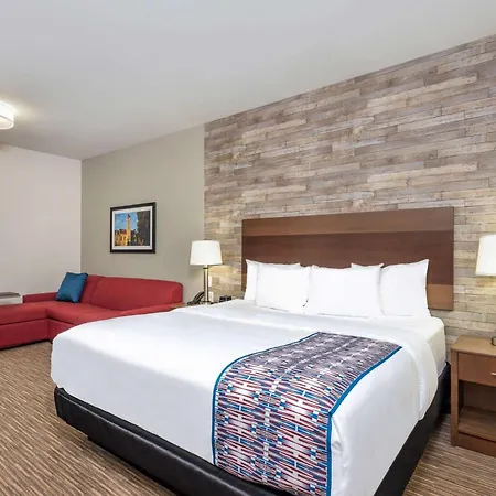 La Quinta Inn And Suites By Wyndham Bloomington-2