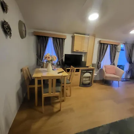 Vacation Escape - Valley Farm -Clacton-On-Sea - Holiday Park-2