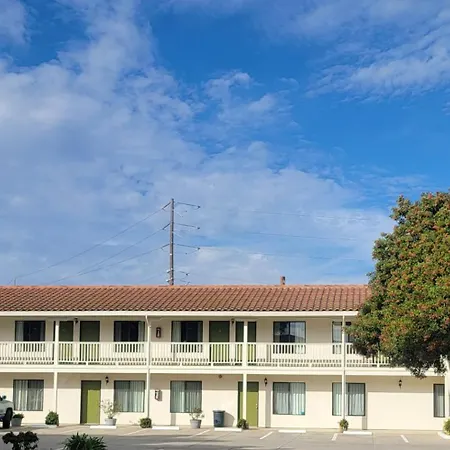 Soledad Motel 8-3