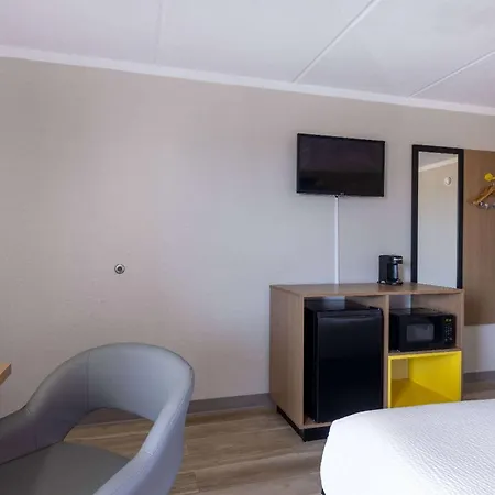 Days Inn & Suites By Wyndham Fort Bragg/Cross Creek Mall-3