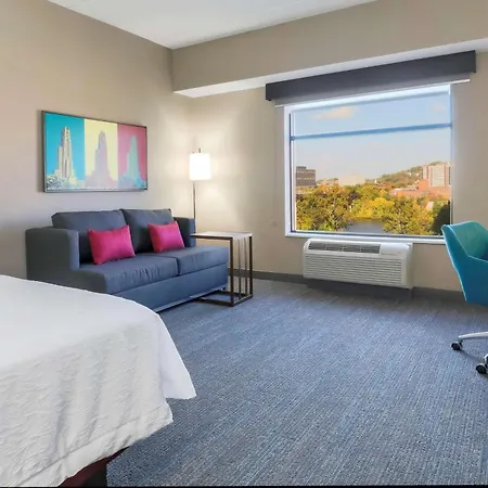 Hampton Inn & Suites Pittsburgh Downtown-2