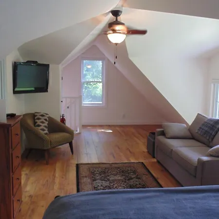 Carriage House On Kent-3