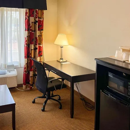 Quality Inn & Suites Farmington-2