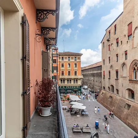 Casa Isolani Piazza Maggiore-3