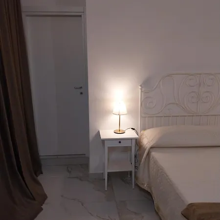 Quartieri Spagnoli Rooms-2