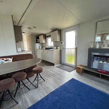 Ormesby Beach Haven: Pet-Friendly Family Retreat-3