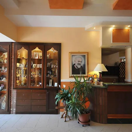 Hotel e Appartamenti La Solaria con parcheggio gratuito a soli 450 MT dalla nuova Basilica di Padre Pio-3