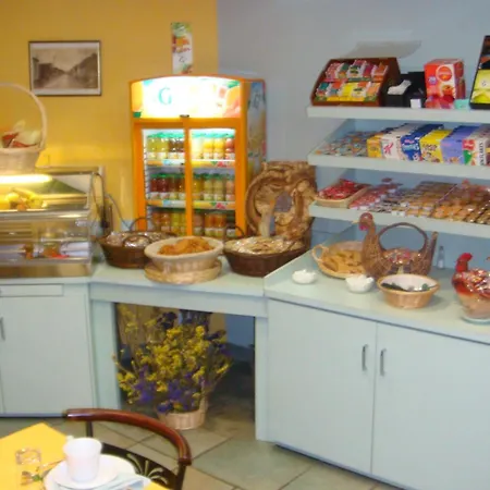 Hôtel Restaurant La Crèche et sa piscine intérieure - Logis Hôtels-2