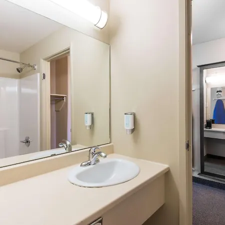 Super 8 By Wyndham Windsor Ns-3