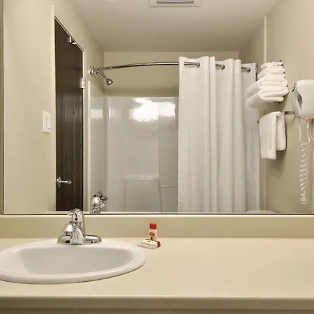 Super 8 By Wyndham Windsor Ns-2