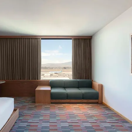 Hilton Garden Inn Guadalajara Airport-3