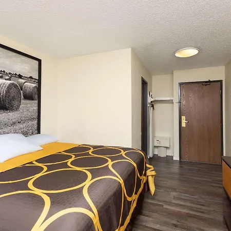 Super 8 By Wyndham Dodge City-2