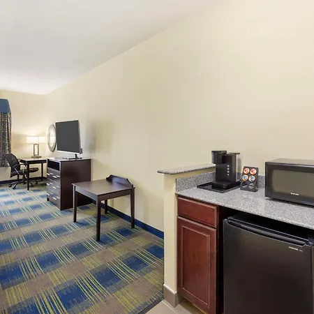 Best Western Plus Pratt-3