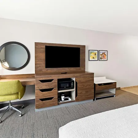 Hampton Inn & Suites Canton-2