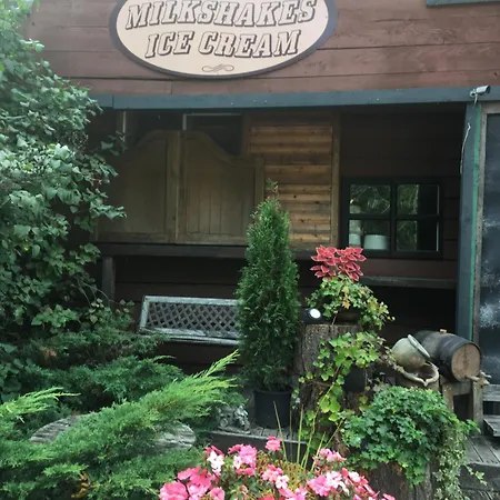 Old Towne Inne Chuckwagon Bar & Grill-2