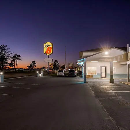 Super 8 By Wyndham Crescent City-2