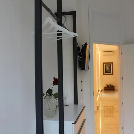 Falstaff Rooms & Suites-2