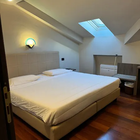 Jet Hotel-2